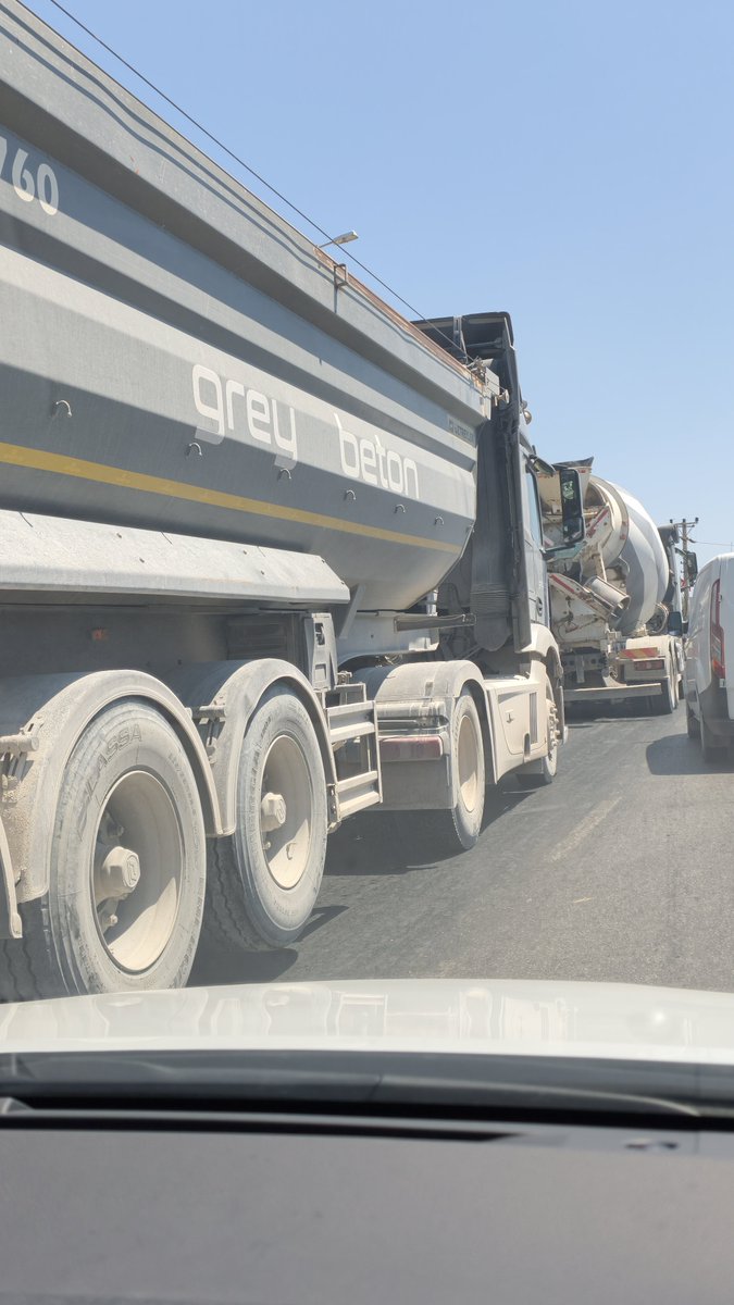 RadtekErol's tweet photo. @BodrumBel 
@TrafikEgm
Güya Bodrum'da İnşaat yasağı var.öğlen vakti  kamyonlar Gümbet kavşağında cirit atıyor https://t.co/0FWBWoxuAi