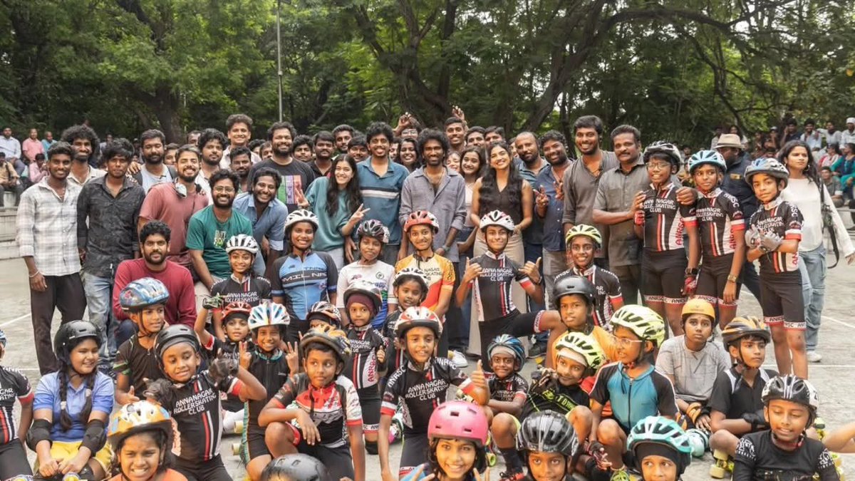 kayaldevaraj's tweet photo. #Throwback Pictures 

Special celebrations for the sensational talent 💥💥

Team #DUDE celebrated the birthday of #PradeepRanganathan on sets 🥳🎂

#Dude in cinemas this Diwali ✨

#HBDPradeepRanganathan 
#PR04 #MythriTamil02
#DUDEMovie #DUDEDiwali https://t.co/fm0JZwpNZr