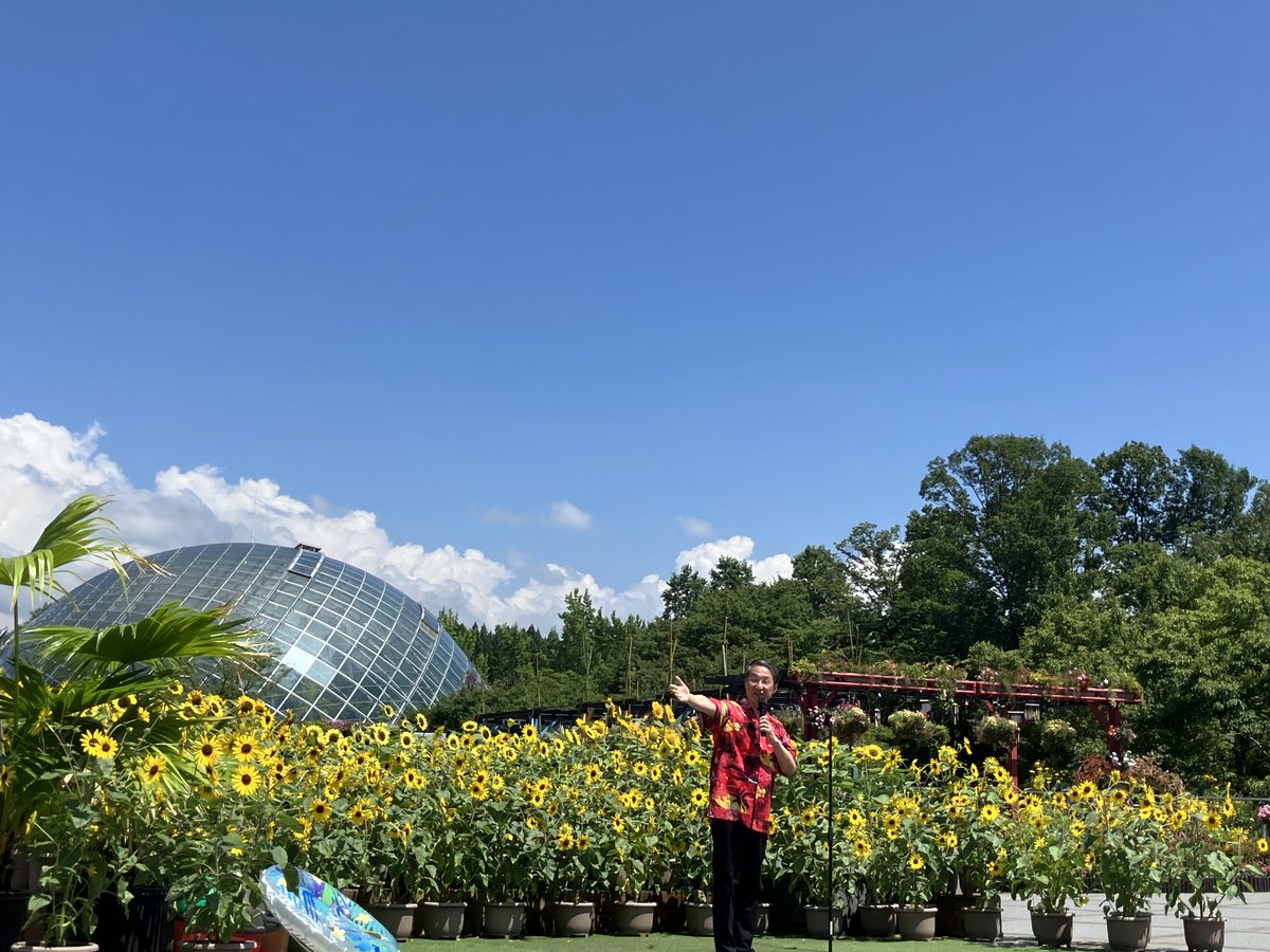 tottorihana's tweet photo. 本日開催の「スノーイベント」はお楽しみいただけたでしょうか☺️？
夏真っ盛りの姿で登場した平井知事による合図で、ほんの一時、ヒマワリと雪が共演する非日常の景色が登場しました🌻⛄️！
現在花回廊は28年目ですが、これからも新たな魅力をお届けしていきますのでお見逃しなく✨

#とっとり花回廊 https://t.co/210ATYJ9Zq