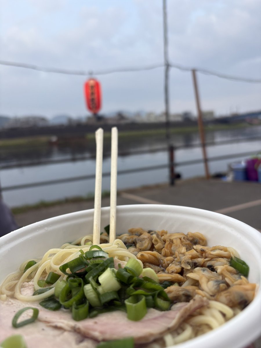 麺百式さんの貝出汁塩チャーシュー麺食べながら花火待機🍜 美味いです☺️