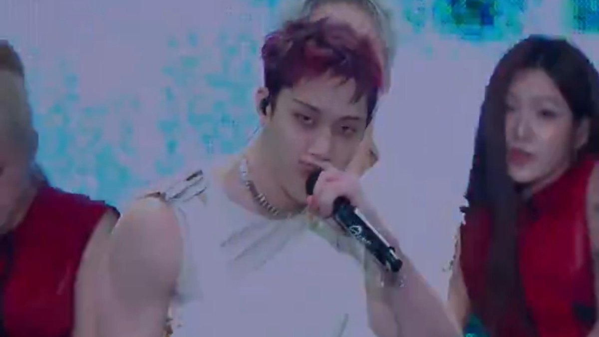lkminkitty's tweet photo. NEM TUDO É SOBRE VOCÊ MAS TUDO É SOBRE
JEONGIN DE SILVER
BANG CHAN DE RED
O UNDERCUT DO HYUNJIN 
E O SEUNGMIN COM OREO HAIR PQP ESSE TÁ SENDO O MOTIVO DO MEU COLAPSO https://t.co/CBFo8Fei3L
