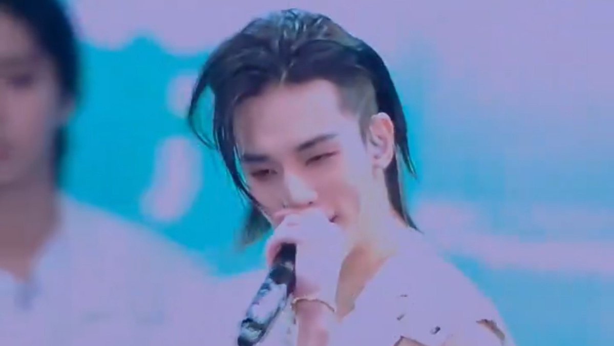 lkminkitty's tweet photo. NEM TUDO É SOBRE VOCÊ MAS TUDO É SOBRE
JEONGIN DE SILVER
BANG CHAN DE RED
O UNDERCUT DO HYUNJIN 
E O SEUNGMIN COM OREO HAIR PQP ESSE TÁ SENDO O MOTIVO DO MEU COLAPSO https://t.co/CBFo8Fei3L