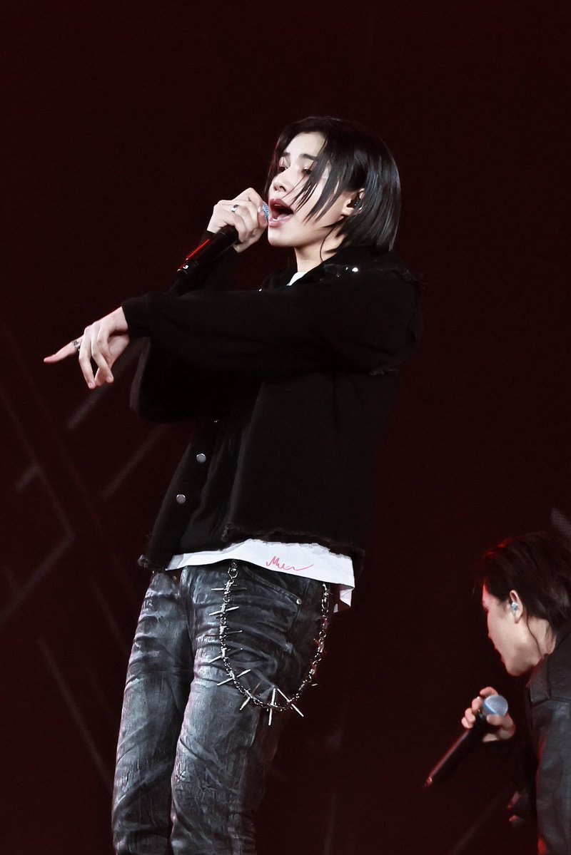 inuteraction's tweet photo. ️️  ️️ 

“I need you too much, I need you too much~ Moonwalkin’” Tatapannya masih menatap arah depan, sesekali jari tangan terulur untuk menunjuk audiens yang berada di dekat panggung.

@oojiwn

️️ ️️ https://t.co/pHJmJLoG8U