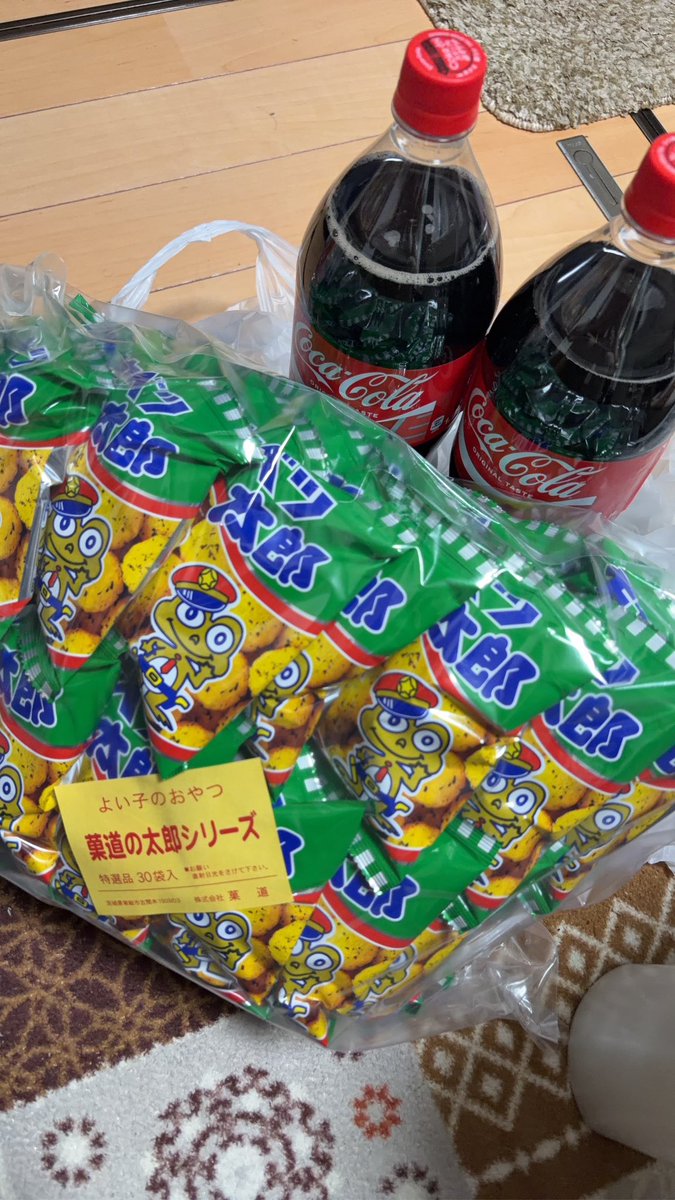 commit_hina's tweet photo. 先日100円で取れてしまった。。(UFOキャッチャー

コーラ、苦手なので考えに考えたのち、コークハイに��て飲んでます。
おいしい(え？！ https://t.co/exVr43XEGF