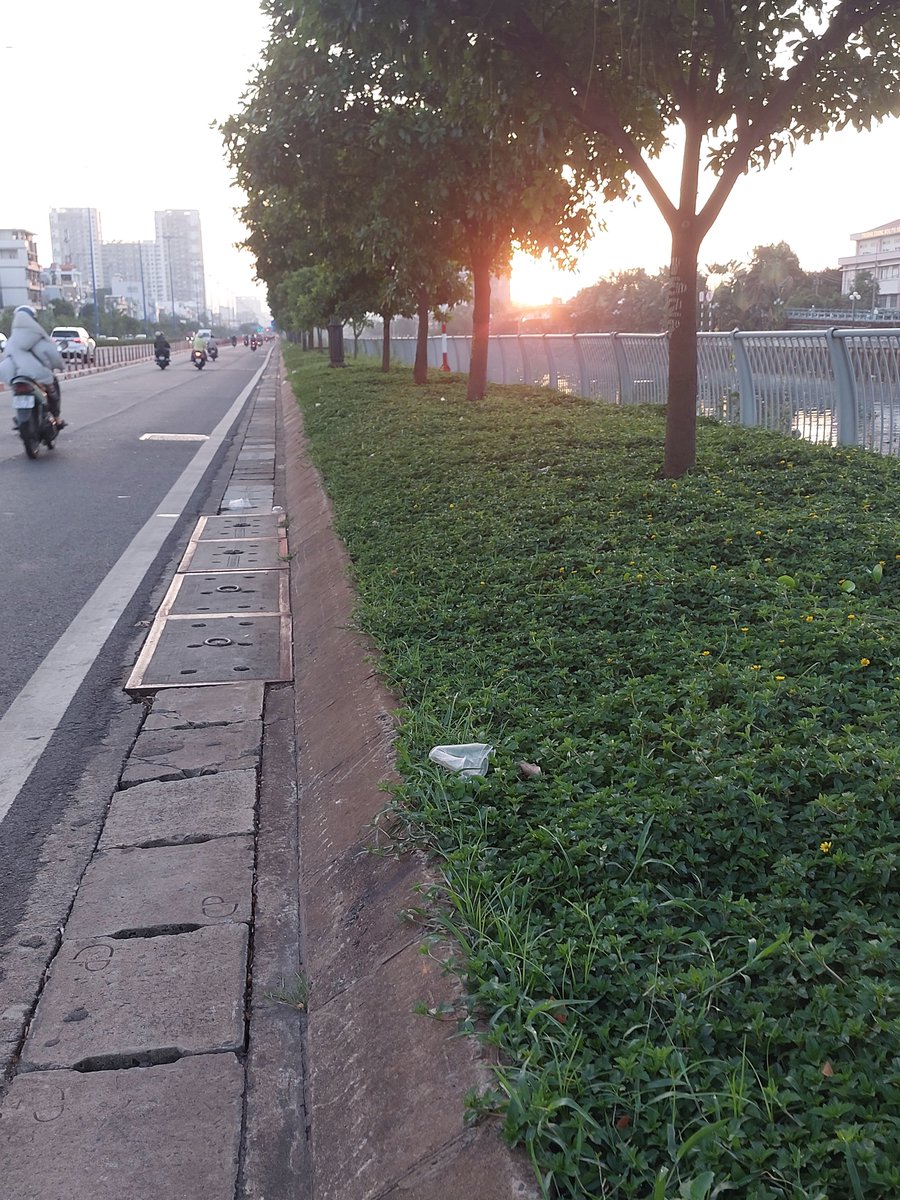 letrieumen's tweet photo. Mặt trời đỏ rực lúc 05:45 sáng,  trên Đại Lộ Đông Tây Võ Văn Kiệt - Khu Chợ Lớn https://t.co/8Z3xUUjspg