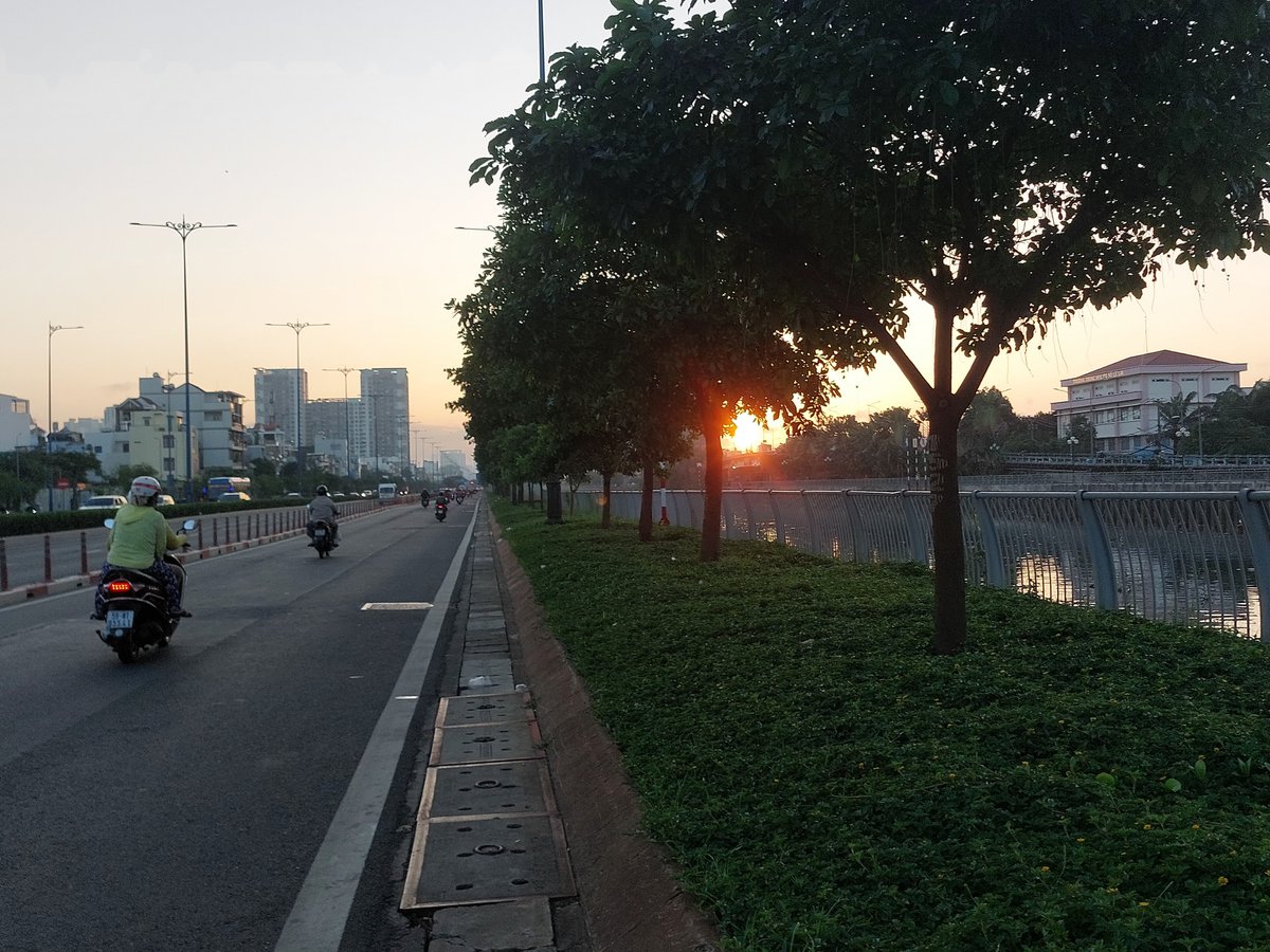 letrieumen's tweet photo. Mặt trời đỏ rực lúc 05:45 sáng,  trên Đại Lộ Đông Tây Võ Văn Kiệt - Khu Chợ Lớn https://t.co/8Z3xUUjspg