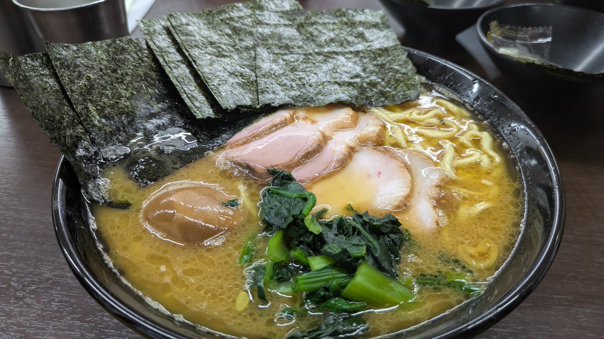 perfu882's tweet photo. 千葉旅行、まさかの連食w
早めの時間にずっっっと行きたかった杉田家千葉祐光店！
チャーシュー麺中盛りのりと味玉！
スープ飲んだ瞬間、前髪は消え去りました。うぅぅんまっ！末廣家食べた時の感覚。醤油がぶっ濃いよりも濃厚めが好きみたいです。麺も硬めがうますぎて、、、最高でした✨️ https://t.co/yYISjlbtOp