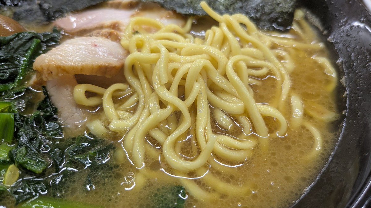perfu882's tweet photo. 千葉旅行、まさかの連食w
早めの時間にずっっっと行きたかった杉田家千葉祐光店！
チャーシュー麺中盛りのりと味玉！
スープ飲んだ瞬間、前髪は消え去りました。うぅぅんまっ！末廣家食べた時の感覚。醤油がぶっ濃いよりも濃厚めが好きみたいです。麺も硬めがうますぎて、、、最高でした✨️ https://t.co/yYISjlbtOp