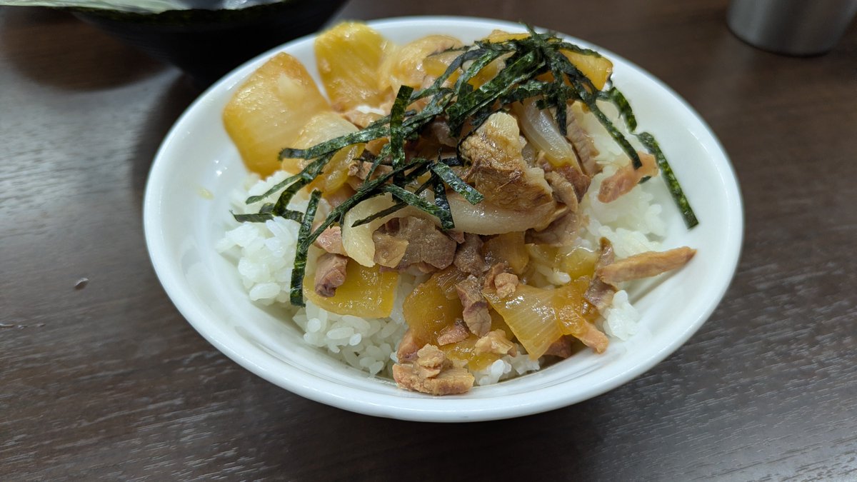 perfu882's tweet photo. 千葉旅行、まさかの連食w
早めの時間にずっっっと行きたかった杉田家千葉祐光店！
チャーシュー麺中盛りのりと味玉！
スープ飲んだ瞬間、前髪は消え去りました。うぅぅんまっ！末廣家食べた時の感覚。醤油がぶっ濃いよりも濃厚めが好きみたいです。麺も硬めがうますぎて、、、最高でした✨️ https://t.co/yYISjlbtOp