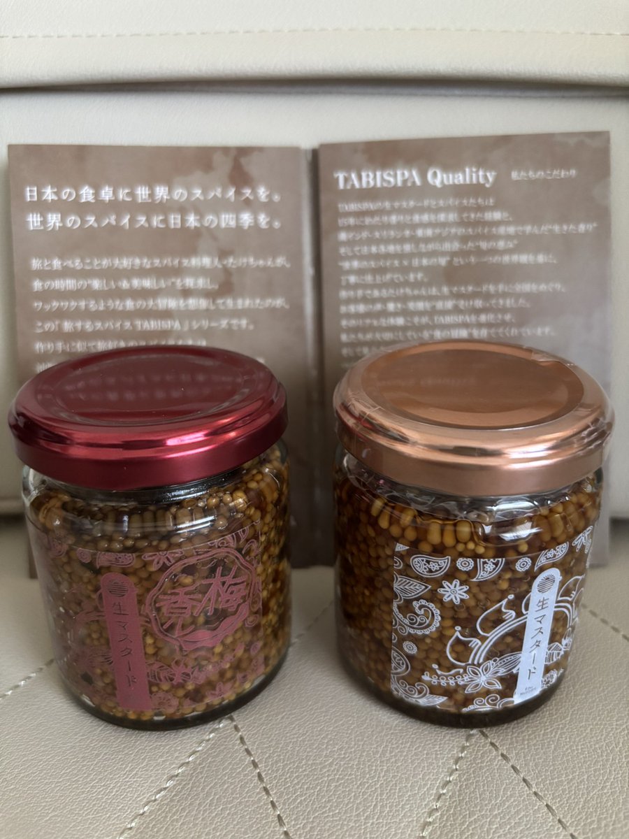 MojaYuji's tweet photo. さて、最近ちょいちょい行ってる土曜日。
店内の音量が…というか、音圧が…（笑）

で、うちの嫁さまの指示により、生マスタードを2種類。
あと、たぶん1番大きい？カイワリをしっかり選んでいただきました。

とりあえず、刺身と肉で試してみよう。
生マスタード。
#泉銀 https://t.co/odAiQzNrCH