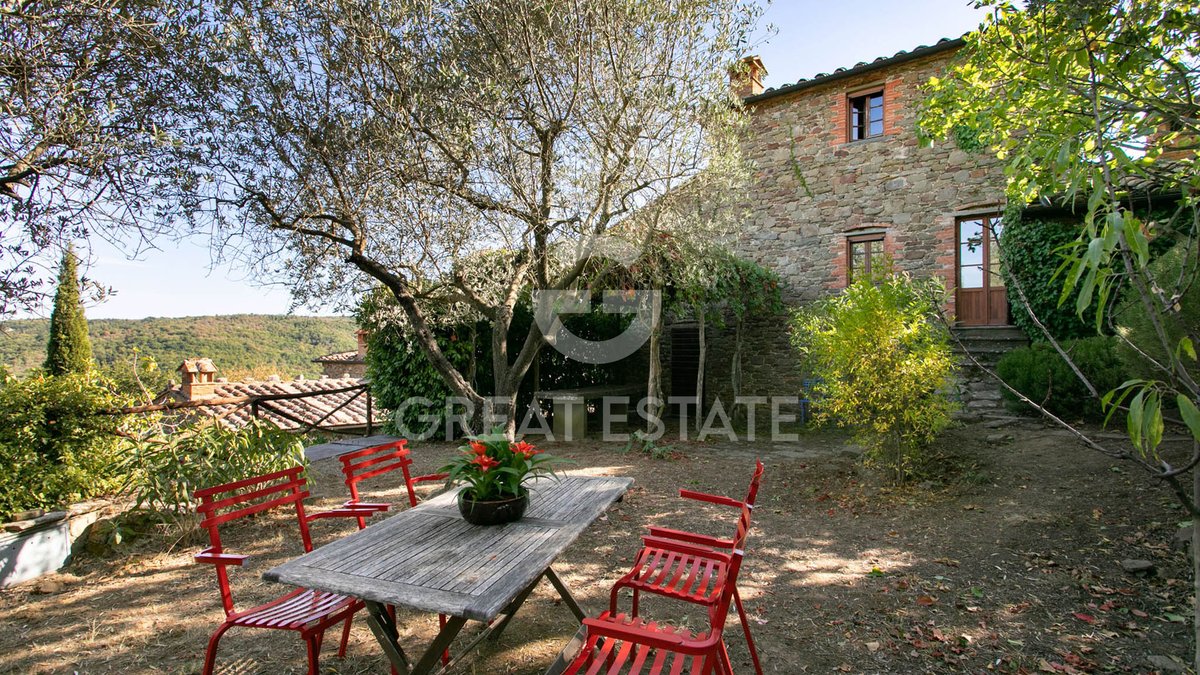 italianhouses's tweet photo. 🏡🌿Elegant residence in a restored medieval hamlet in the heart of Tuscany!
🛏️3 beds & private garden
🏊Pool, tennis & 14ha park
🫒2000 olive trees & shared olive oil
💶€420,000
❓Holiday home or Tuscan lifestyle?
https://t.co/ihOaNmXrmr
#PropertyItaly #Tuscany #Arezzo #Bucine https://t.co/eXSbs7ynns