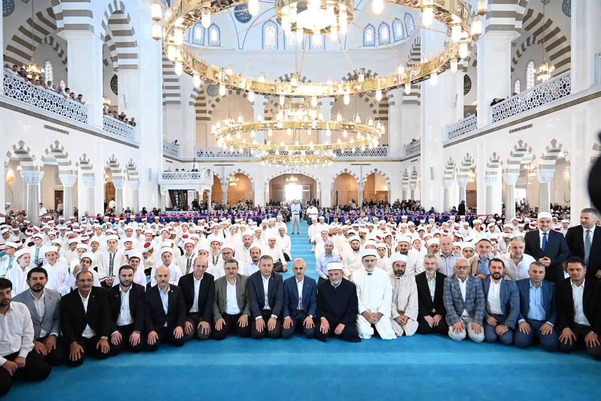 a_uraloglu's tweet photo. 📍Trabzon

Kur’an-ı Kerim’i hıfzederek hafızlıklarını tamamlayan 623 evladımız için düzenlenen İcazet Programı’na katılarak kardeşlerimizin sevincine ortak olduk. 🤲

Azimleriyle gönüllerimizi gururlandıran evlatlarımızı, onların yetişmesinde büyük emekleri bulunan ailelerimizi ve kıymetli hocalarımızı gönülden tebrik ediyorum. 📖

Manevi değerlerine bağlı, ilim ve ahlakla yetişen nesillerimiz, Türkiye Yüzyılı’nın en güçlü teminatıdır. 🇹🇷