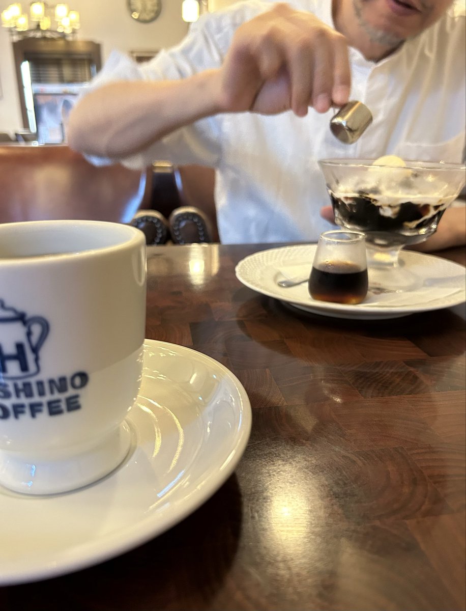 deme19731003's tweet photo. コーヒーゼリー食べてる人見ながらホットコーヒー飲んでる https://t.co/7T8WEh6mvj