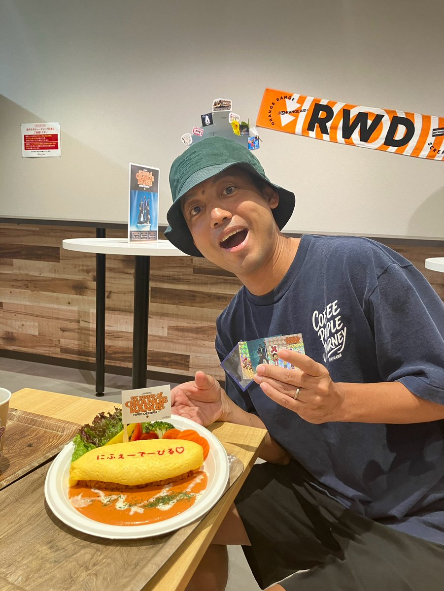 treevillage_yok's tweet photo. 『#ORANGERANGE POP-UP SHOP&CAFE
〜 #25年分のにふぇーでーびる ～』
📍場所：Tree Village YOKOHAMA
📅期間：2026年7月18日(土)～8月21日(金)

本日、#HIROKI さんが #ツリビレ横浜 にご来店🍊
店内にサインをいただきました🖋

さらに、メッセージボードにはHIROKIさんお気に入りの楽曲フレーズも！？
ぜひ店頭で探してみてくださいね👀

カフェでは、
「“ラヴ・パレード”♡オムライス」
「“キリキリマイ”ドッカーンオレンジドリンク」
をお召し上がりいただきました🍽

明日は【ORANGE RANGE ㊗25周年 ベストヒット・チャンプルー】が #横浜BUNTAI にて開催🎉
ライブにお越しの皆さまも、ぜひ #ツリビレ横浜 へお立ち寄りください✨

▼詳細はこちら
https://t.co/huWU3g0QTG

#ツリビレ