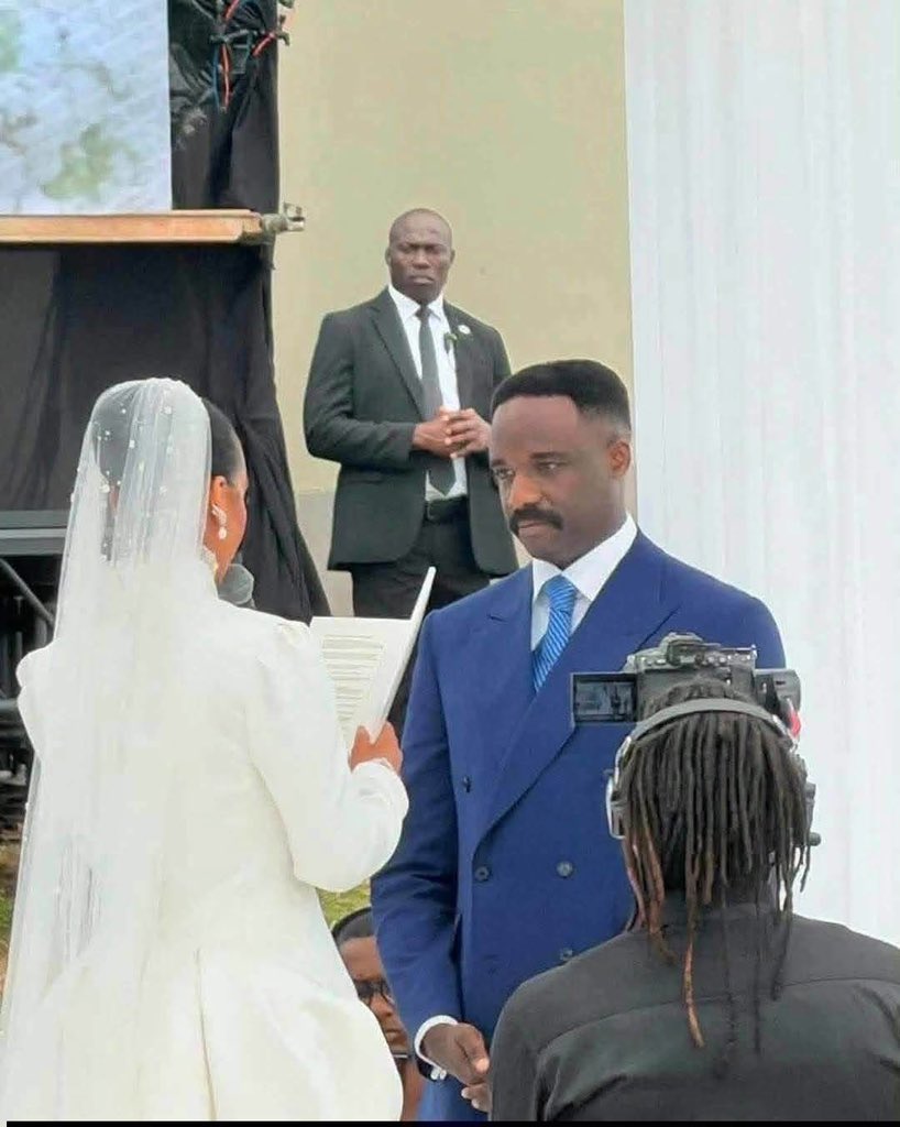 KimKimuntu's tweet photo. Omar Denis Junior Bongo Ondimba, dit Junior Bongo, est un homme d'affaires gabonais, né le 19 juillet 1994 à Libreville (#Gabon).

Issu des familles présidentielles Bongo et Nguesso, il est le fils de l'ancien président gabonais Omar Bongo Ondimba et de l'ancienne Première dame Édith Lucie Bongo Ondimba, tous deux décédés en 2009. Par sa mère, il est également le petit-fils du président de la République du Congo, Denis Sassou-Nguesso . Il est le demi-frère d' Ali Bongo Ondimba  , président du Gabon de 2009 à 2023, ainsi que le cousin de Brice Clotaire Oligui Nguema , président de la République gabonaise depuis le 3 mai 2025.

Après une formation dans des établissements universitaires de renommée internationale, Junior Bongo poursuit trois années d'études à l'université Harvard, où il obtient un Bachelor of Arts. Il complète ensuite son parcours à l'université d'Oxford, dont il sort diplômé en 2019 avec un Master en sciences politiques et en études africaines.

Sur le plan professionnel, Junior Bongo exerce les fonctions de conseiller auprès de son grand-père, le président Denis Sassou-Nguesso. Il est également président-directeur général du groupe Yao Corp, dont la filiale Silicone Connect évolue dans le secteur des télécommunications.

Agence presse régionale