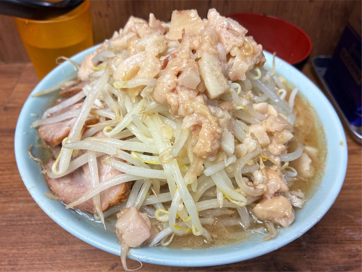 sawayaka1st2's tweet photo. はい☹️
超久し振りの「ラーメン二郎」🍜✨
オーダー：ぶた入り🐖、生玉子🥚
コール：ﾔｻｲ🥬、ﾆﾝﾆｸ🧄、ｱﾌﾞﾗ
ここの麺が好き！😘
今日も美味しかったです🤟😰
#昼ごはん #昼ご飯 #昼食
#ラーメン #ラーメン二郎 #池袋東 #イケジ https://t.co/bXmlfnaZSa