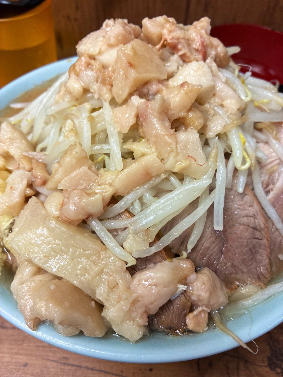 sawayaka1st2's tweet photo. はい☹️
超久し振りの「ラーメン二郎」🍜✨
オーダー：ぶた入り🐖、生玉子🥚
コール：ﾔｻｲ🥬、ﾆﾝﾆｸ🧄、ｱﾌﾞﾗ
ここの麺が好き！😘
今日も美味しかったです🤟😰
#昼ごはん #昼ご飯 #昼食
#ラーメン #ラーメン二郎 #池袋東 #イケジ https://t.co/bXmlfnaZSa