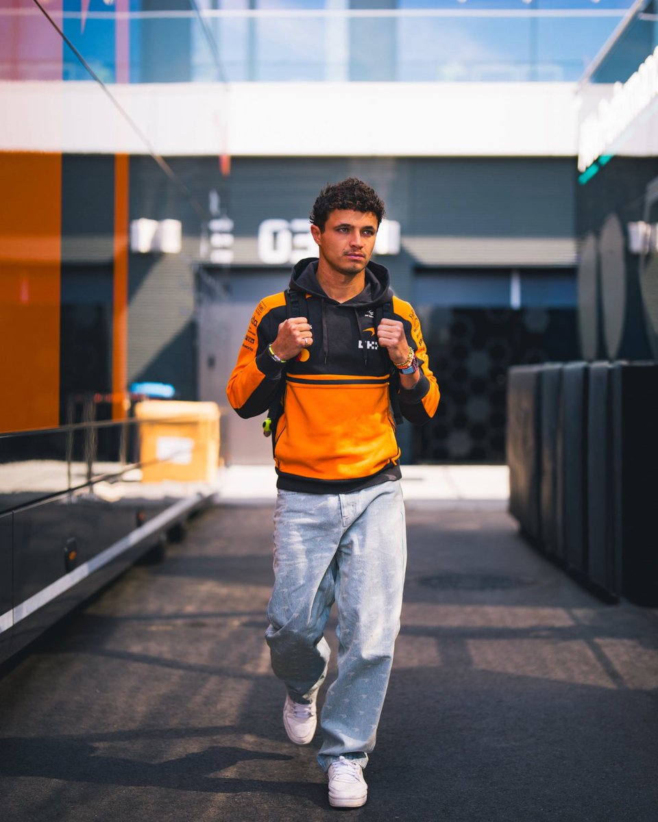 LN4's tweet photo. Walked in with my guy this morning n I'll catch him on track later ;) https://t.co/smisvdM3Yf