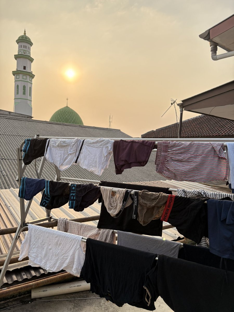 lautan98's tweet photo. Suka nyuci sendiri, tapi paling malas nyetrikanya 😅 https://t.co/RbWeRk861f