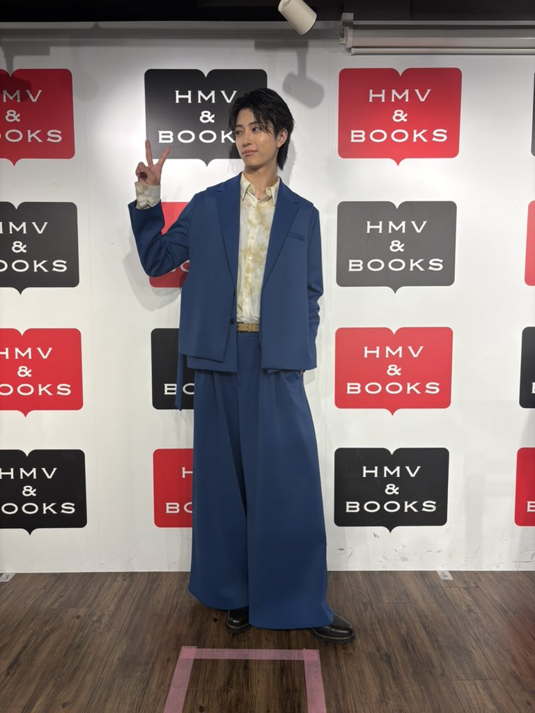 hide_szk7's tweet photo. 本日は写真集重版ラストイベントでした🔥

青の衣装はいかがですか？？😏

会いに来てくださった皆さん！
写真集を買ってくださった皆さんありがとうございました😊

みんなから頂いた元気玉を使って、
今後も張り切っていきます！！！✨

#鈴木秀脩1st写真集 『#旅 』
#お手紙もありがとうございます💌
