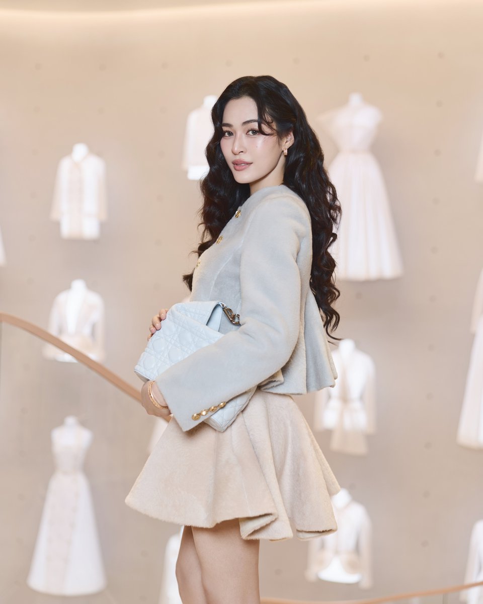Siam_Paragon's tweet photo. Dior เปิดประตูบูติกโฉมใหม่ ณ สยามพารากอน พร้อมถ่ายทอดโลกแห่งจินตนาการที่ได้รับแรงบันดาลใจจากความทรงจำในวัยเยาว์ของ Christian Dior และความงดงามของพืชพรรณและสัตว์นานาชนิดในประเทศไทย ผ่านงานจัดแสดงที่รังสรรค์จากเศษผ้าและวัสดุอัปไซเคิลจาก Dior Ateliers สะท้อนความหลงใหลในธรรมชาติและงานฝีมืออันประณีตของเมซง

การเปิดบูติกโฉมใหม่ครั้งนี้ได้รับเกียรติจาก หลิงหลิง ศิริลักษณ์ (@linglingsirilak) มาร่วมเฉลิมฉลอง พร้อมสัมผัสประสบการณ์สุดพิเศษภายในบูติกแห่งใหม่ของ Dior

ร่วมสัมผัสโลกแห่ง Dior ได้แล้ววันนี้ ณ ชั้น M, 1 และ 2 สยามพารากอน

LINGORM DIOR BA AT PARAGON
#Dior #LingOrmAtDiorSiamParagon #linglingkwong #SiamParagon