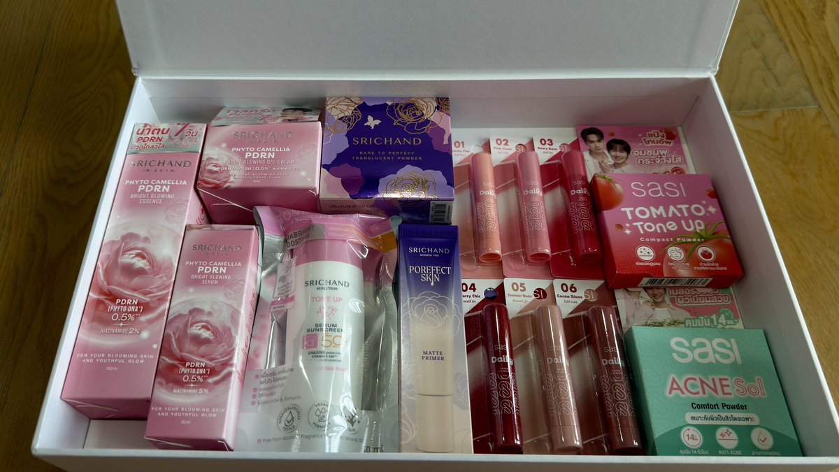 JorJintana's tweet photo. กราบขอบพระคุณความรักและความใส่ใจจาก ศรีจันทร์ และ คุณรวิศ เป็นอย่างยิ่ง สำหรับของขวัญขอบคุณสมาชิกชุดใหญ่อลังการมากค่ะ ✨ 🙏🏻❤️

สิ่งที่ประทับใจที่สุด ไม่ใช่แค่ของในกล่อง แต่คือ "การ์ดเขียนมือ" จากคุณรวิศ CEO ที่ตั้งใจเขียนถึงคุณจินตนาด้วยตัวเอง ความใส่ใจลูกค้าในระดับนี้ สมกับเป็นแบรนด์ในดวงใจจริงๆ และพร้อมซัพพอร์ตศรีจันทร์เสมอและตลอดไปนะคะ ❤️

เรียน คุณจินตนา 
“ขอบคุณที่สนับสนุนศรีจันทร์มาโดยตลอดนะครับ ขออนุญาตส่งของขวัญมาให้แทนคำขอบคุณครับ ”

#SRICHANDxBamBam
#SRICHAND
@SRICHAND1948
