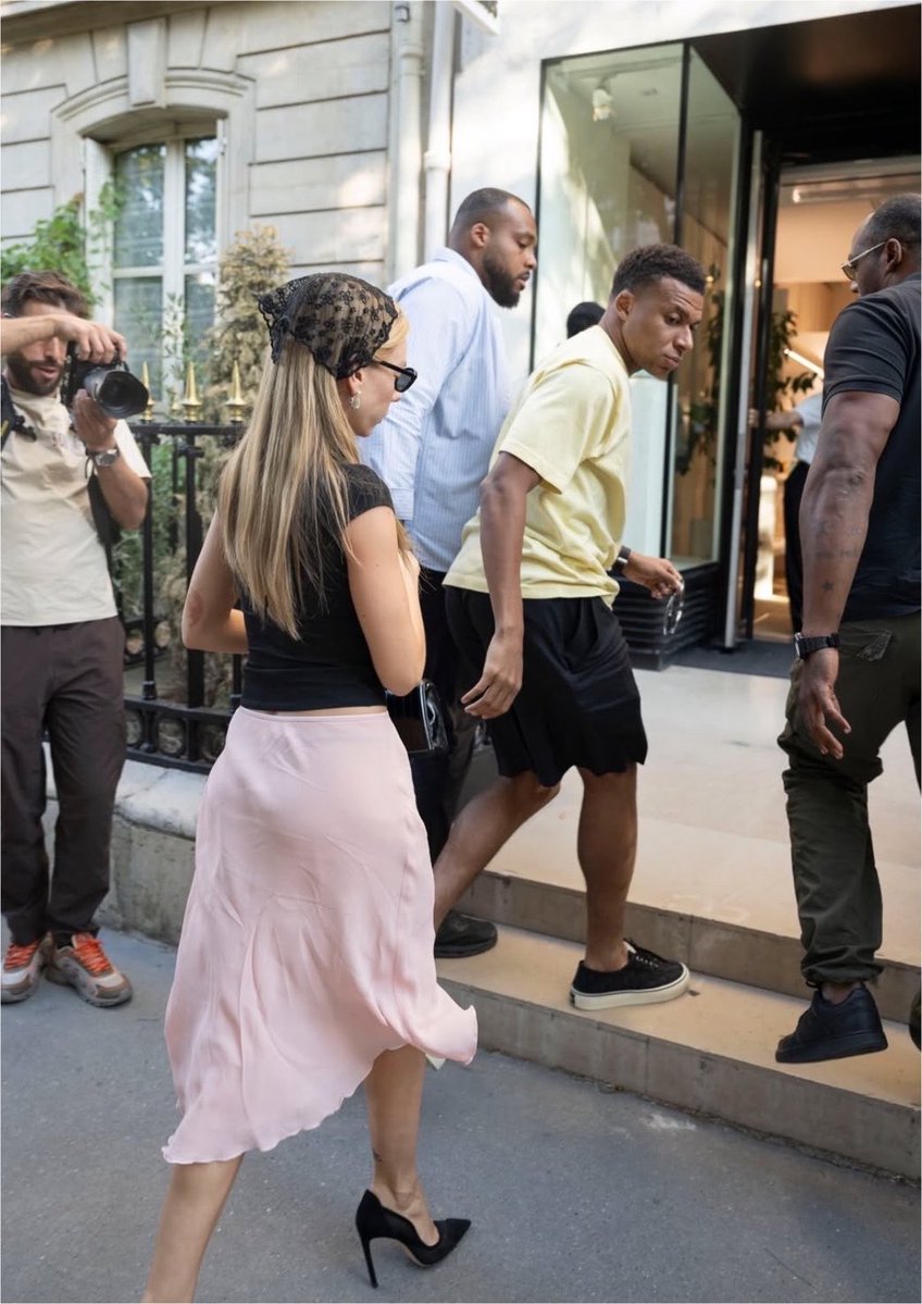 gossipmagazinn's tweet photo. Kylian Mbappé ile Ester Expósito, tatillerine hız kesmeden devam ediyor. 

• Çift, lüks mağazalarda alışveriş yaparken kameralara yakalandı. https://t.co/sFbfE365q6