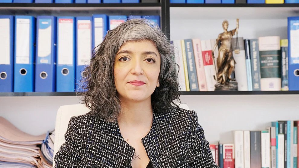 baris_sureci's tweet photo. Avukat Rengin Ergül, AK’nin “Umut Hakkı”nı Eylül ve Aralık toplantısında yeniden gündeme almasını sağlamak için Bakanlar Komitesi'ne yeni bildirimler sunmayı sürdüreceklerini söyledi. https://t.co/nQshtFJXN6