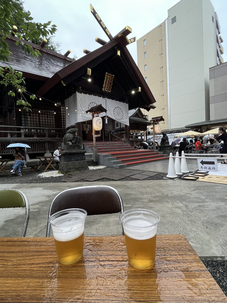 agwna9m's tweet photo. 頓宮で飲む。
雨のビアガーデン🍺
今日の札幌は寒い。
でも飲むよねー https://t.co/hNB2uNH56u