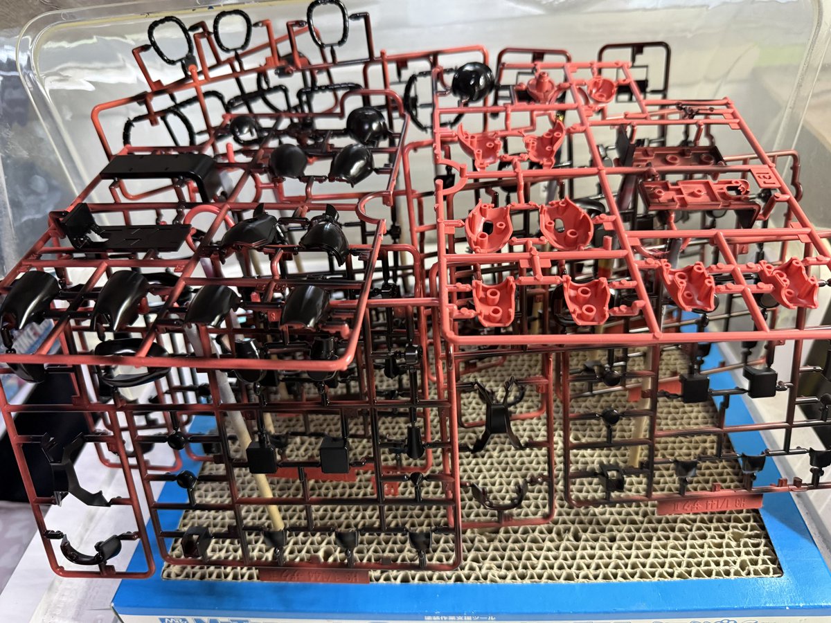 gunpla2022's tweet photo. 3機同時ザク進捗
だからといってランナー塗装を選んだのは失敗だったか…
家にある黒(光沢)の塗料が底をついたので、一時休戦。
ランナー塗装なので、完成品はNOヤスリがけです😅
#HGUCシャア専用ザク https://t.co/v3l3ZGq5U3