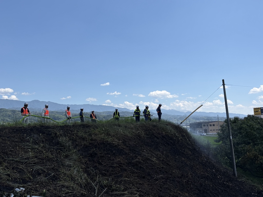 takamori_shobo's tweet photo. 昨日、12時20分頃、高森町山吹で土手火災が発生しました。
炎天下のなか多くの団員が参集し、消火活動や残火処理、付近の交通誘導等にあたりました。
消防署と地元の自衛消防の皆様と協力し、被害を最小限にとどめることができました。 https://t.co/5Hu2hlYCw6