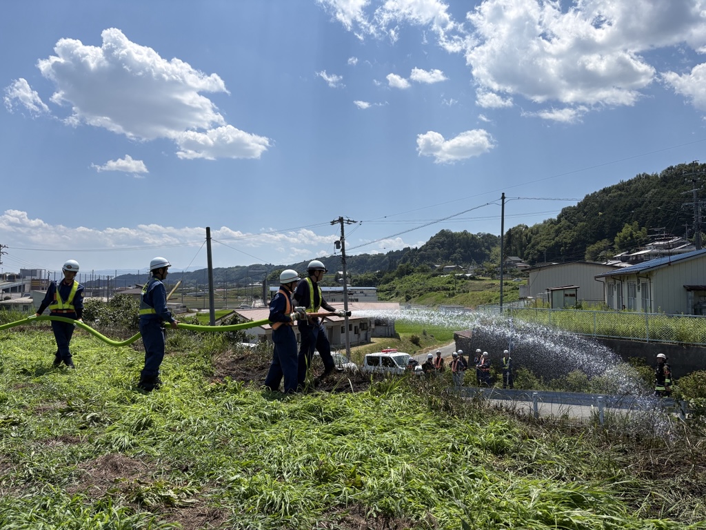 takamori_shobo's tweet photo. 昨日、12時20分頃、高森町山吹で土手火災が発生しました。
炎天下のなか多くの団員が参集し、消火活動や残火処理、付近の交通誘導等にあたりました。
消防署と地元の自衛消防の皆様と協力し、被害を最小限にとどめることができました。 https://t.co/5Hu2hlYCw6