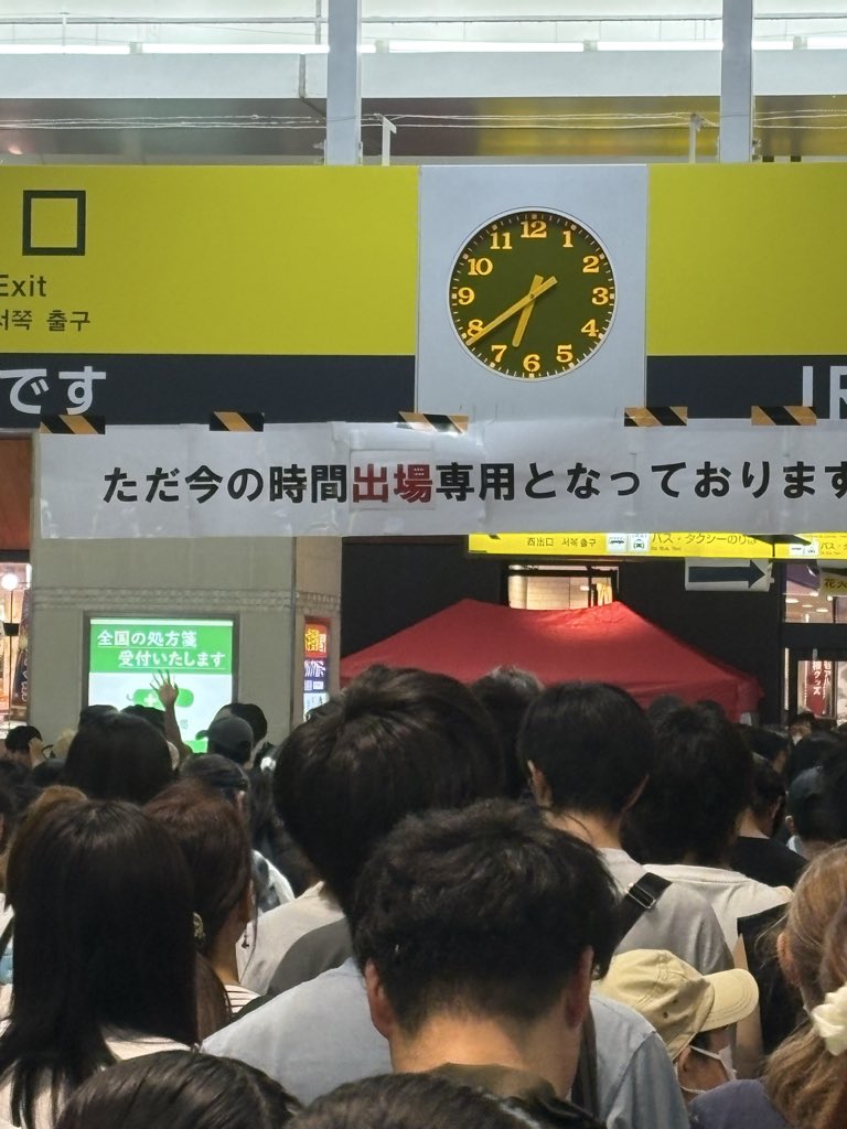 K_3448F's tweet photo. 越谷駅花火大会で人多すぎて改札機能しなくなった https://t.co/DjOCY0w6Cv