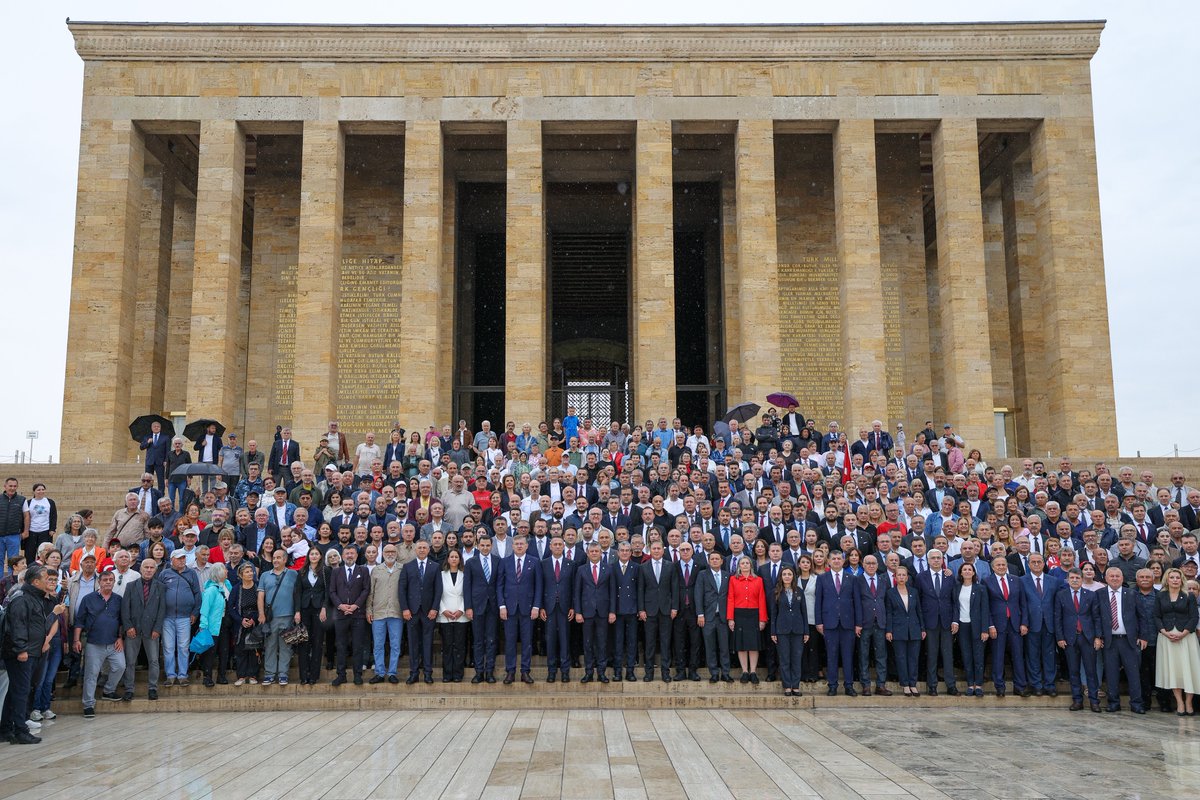 YeniPartiFoto's tweet photo. YENİ Parti Genel Başkanı Özgür Özel, YENİ Parti Kurucular Kurulu üyeleri ile birlikte Mustafa Kemal Atatürk’ün ebedi istirahatgahı Anıtkabir’i ziyaret etti. Atatürk’ün mozolesine çelenk bırakan YENİ Parti lideri Özel, II. Cumhurbaşkanı İsmet İnönü’nün mozolesine de çiçek bıraktı. https://t.co/BXsdBA2snJ