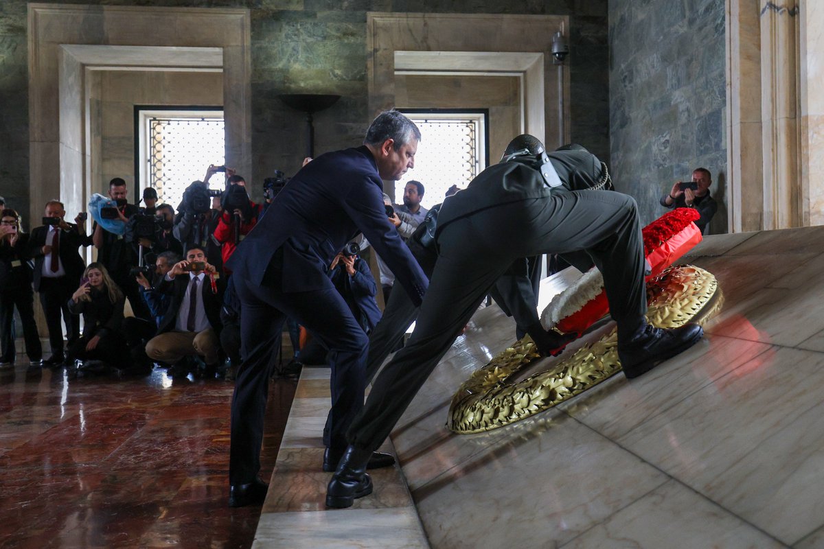 YeniPartiFoto's tweet photo. YENİ Parti Genel Başkanı Özgür Özel, YENİ Parti Kurucular Kurulu üyeleri ile birlikte Mustafa Kemal Atatürk’ün ebedi istirahatgahı Anıtkabir’i ziyaret etti. Atatürk’ün mozolesine çelenk bırakan YENİ Parti lideri Özel, II. Cumhurbaşkanı İsmet İnönü’nün mozolesine de çiçek bıraktı. https://t.co/BXsdBA2snJ