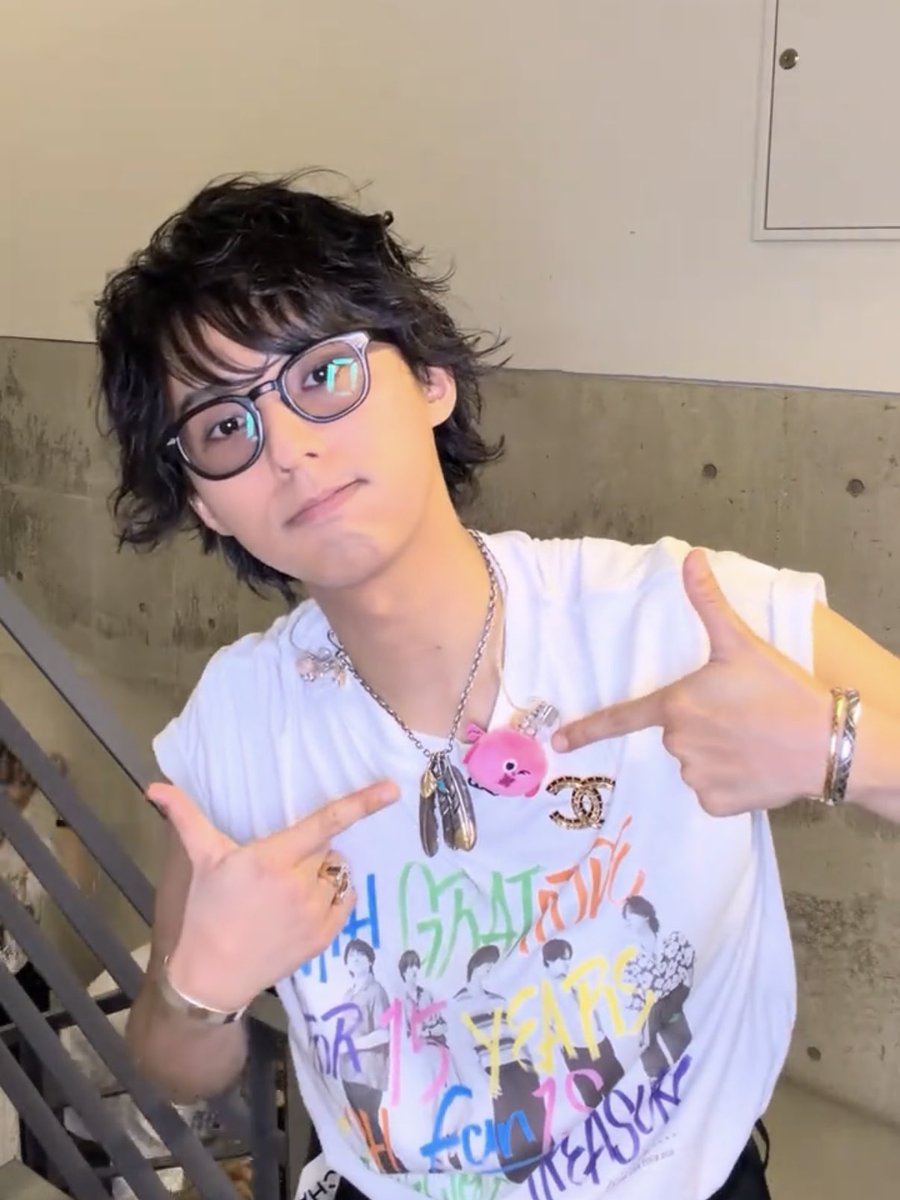 oreo87_'s tweet photo. ライブで前髪があったらガシガシ踊れないから、汗でぐちゃぐちゃになるから、幼くなるからって前髪避けてた藤ヶ谷くんだったけど、15周年のライブで7年ぶりに前髪を作ってくれた時ほんとうに震えた
崩れない様にガチガチに固めてくれて、間でドライして綺麗に治して出てきてくれるところも愛おしい https://t.co/2WBRxY0Hx5