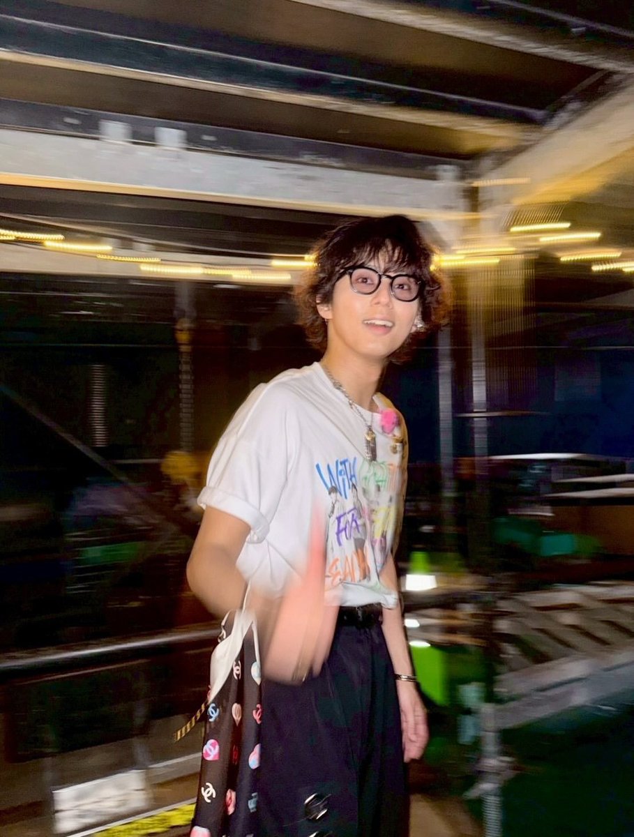 oreo87_'s tweet photo. ライブで前髪があったらガシガシ踊れないから、汗でぐちゃぐちゃになるから、幼くなるからって前髪避けてた藤ヶ谷くんだったけど、15周年のライブで7年ぶりに前髪を作ってくれた時ほんとうに震えた
崩れない様にガチガチに固めてくれて、間でドライして綺麗に治して出てきてくれるところも愛おしい https://t.co/2WBRxY0Hx5