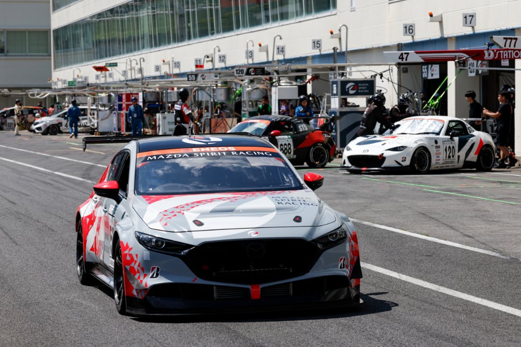 MAZDA_SPIRIT_R's tweet photo. ◇スーパー耐久 Rd.5 オートポリス戦 予選日 - 予選結果速報~キッズ ピットウォー���お礼◇

全クラスの予選終了！
55号車はST-Qクラス3番手、24年のベストラップを1秒更新！！
120号車はST-5Rクラス3番手
となりました！
――――――――――――
予選結果をお知らせいたします📢
▶55号車 - MAZDA SPIRIT RACING 3 Future concept
　A Driver / 寺川選手 【2'04.251】
　B Driver / 阪口選手 【2'02.180】
▶120号車 - 倶楽部 MAZDA SPIRIT RACING ROADSTER
　A Driver / Burton Hana選手 【2'15.050】
　B Driver / 吉田恭将選手 【2'14.402】

55号車のベストタイムは阪口選手の 2'02.180 ！！👏
24年のベストラップ 2'03.210から約1秒の短縮！
CO2回収という環境性能と速さの両立に向け、着実に進化を続けています。

先ほどは、キッズ ピットウォークへのご来場ありがとうございました！
ドライバーとの撮影・交流でたくさんの笑顔が見れ、ドライバーもスタッフも元気をいただき���した！
今日の体験が、未来のモータースポーツファンやドライバー誕生のきっかけになれば嬉しいです✨

#MAZDA_SPIRIT_RACING #MAZDA #マツダ #スーパー耐久 #SuperTaikyu #共に挑む