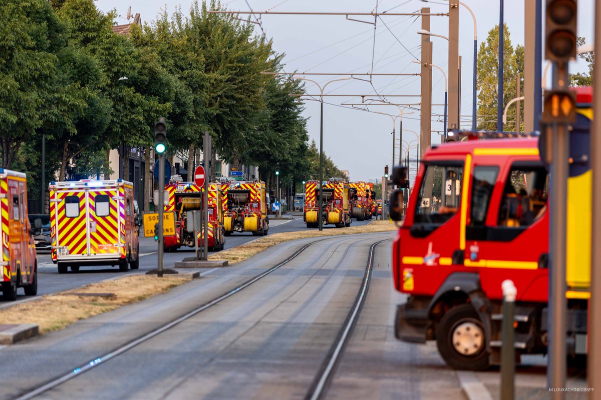 PompiersParis's tweet photo. Alors que les feux de forêt continuent de mobiliser d'importants moyens, un deuxième détachement de la Brigade rejoint le dispositif en renfort du SDIS 77 et du SDIS 33.

Composée de 54 sapeurs-pompiers de Paris, cette nouvelle colonne est engagée avec des engins pompes et des VSAV afin de renforcer les équipes déjà à pied d'œuvre sur le terrain.

Dans ces interventions où chaque minute le feu gagne du terrain, la solidarité entre les services d'incendie et de secours est essentielle. Avec l’ensemble des sapeurs-pompiers engagés, nos pompiers militaires unissent leurs forces pour protéger les populations, préserver les habitations et lutter contre la progression des flammes. 🤝

À tous les personnels mobilisés, nous adressons notre soutien et leur souhaitons une mission placée sous le signe de la prudence. 🙏