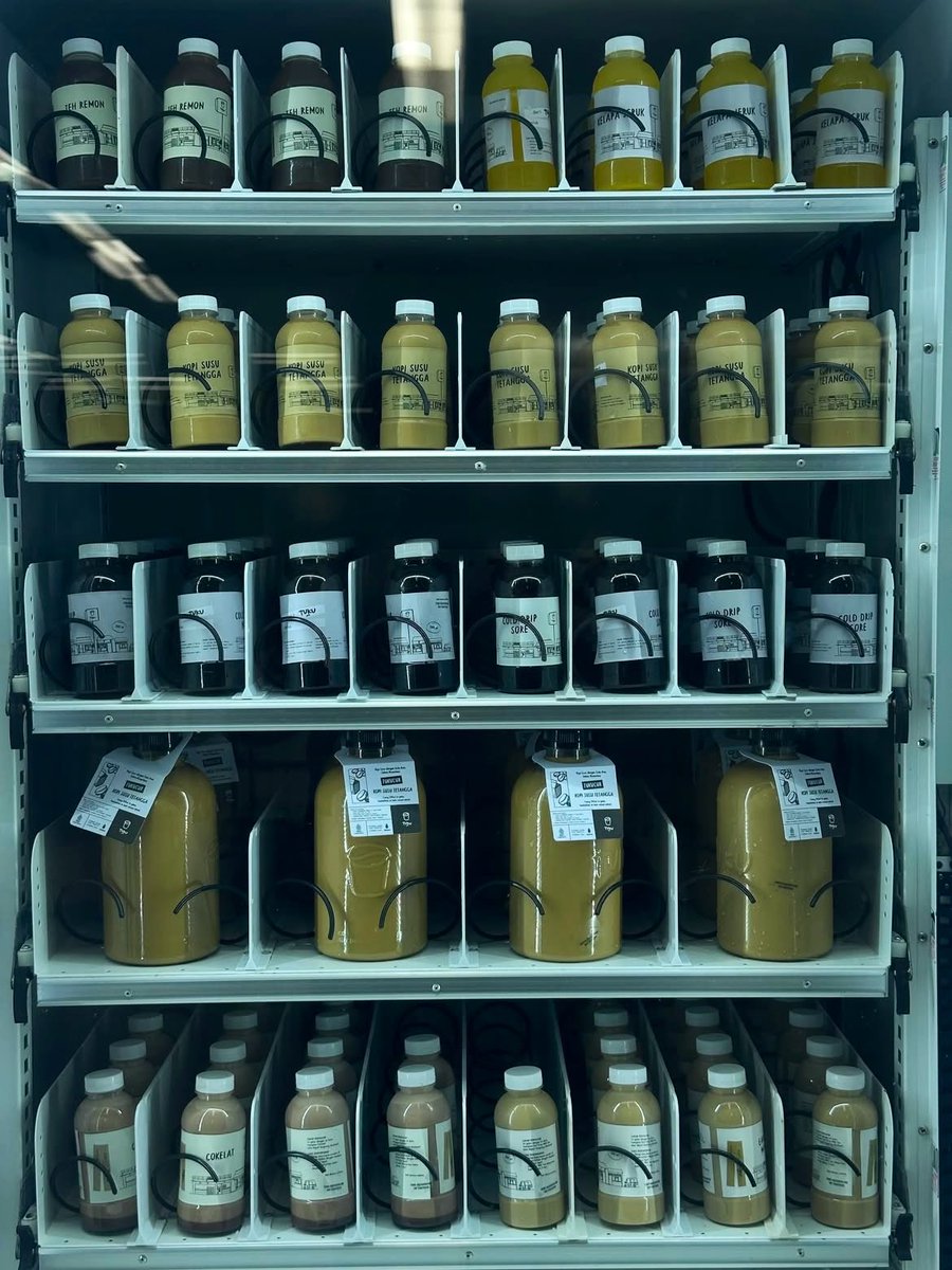 txtdrkuliner's tweet photo. Kopi Tuku sekarang ada vending machine-nya di stasiun MRT, namanya Tukuliling. Ada yang udah beli? https://t.co/oTab82ngJ0