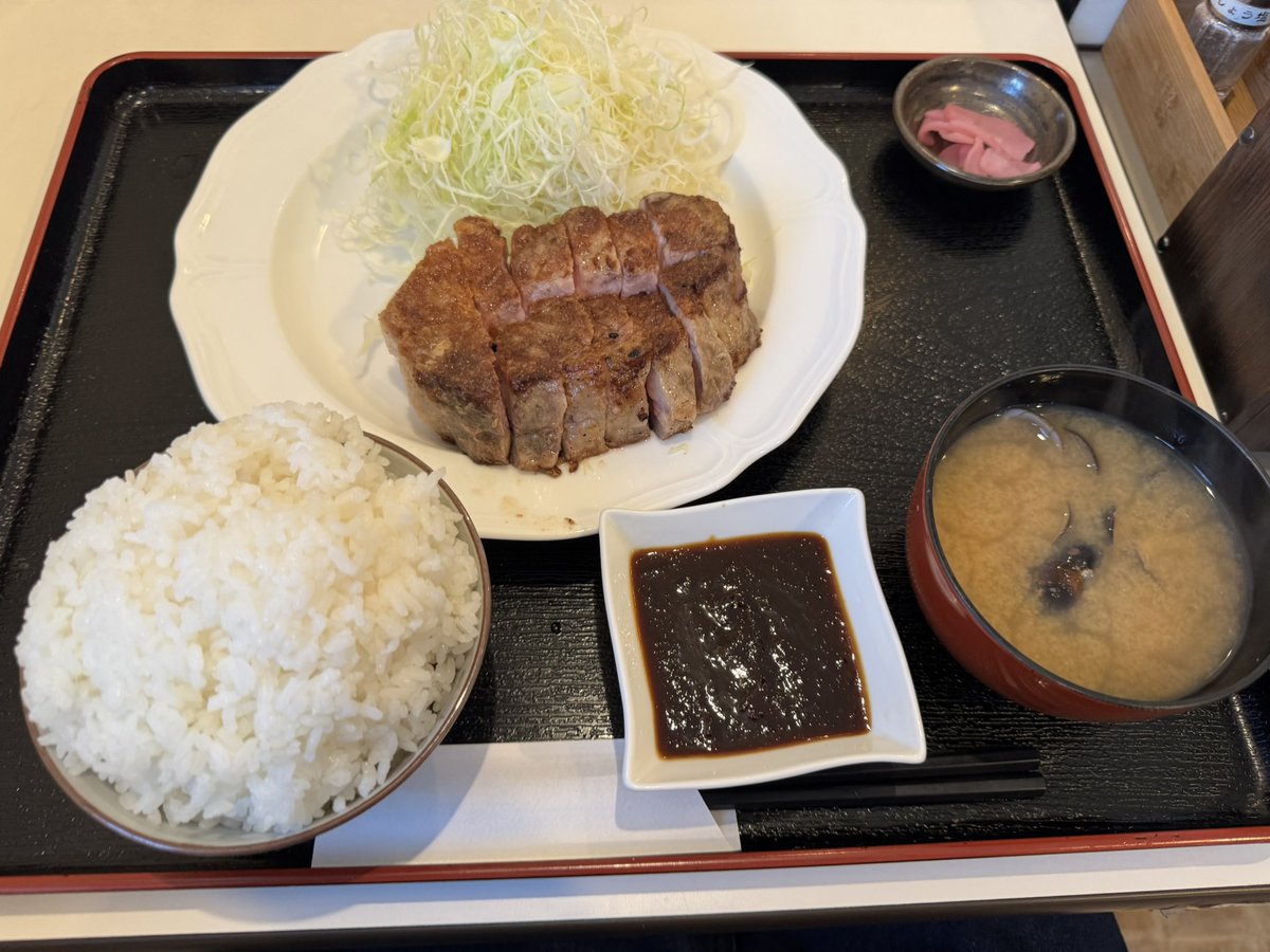 Kitataka5's tweet photo. 栃木県塩谷郡高根沢町
ローストポークわん本店

ローストポークソテー定食大

本店は約1年振りに訪店🚙

山椒塩とソースを交互に食べるのが好き
しじみ汁うまみハンパなく好き
ご飯大盛りマンガ盛り好き

本日も美味しく頂きました😋 https://t.co/a1IEXsusSx