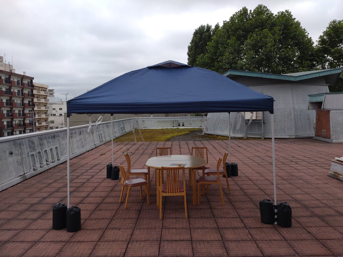 oharikomio's tweet photo. 7/25(土)昼間。放送大学旭川サテライトにて、一学期の単位認定試験が先日終了した事でお疲れ様会を開催。会食形式は以外と初の試み。のんびり出来て良いです。本日は程よく涼しく屋上でタープも設置。ここは苔の楽園。常磐公園を一望。
#旭川市
#放送大学 https://t.co/C01ObGCfNI