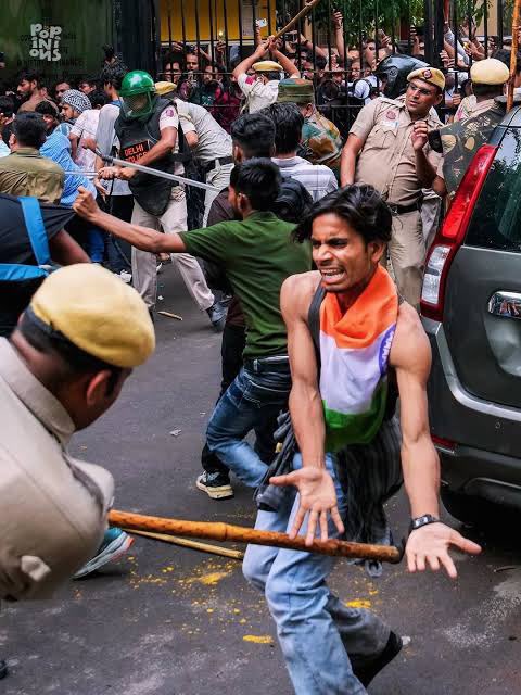 Neerajkundan's tweet photo. सत्ता के एक मंत्री ने कहा था कि हमारी सरकार में इस्तीफे नहीं होते। उन्हें बता दो कि इस्तीफों की शुरुआत हो चुकी है, और इसका अंत प्रधानमंत्री के इस्तीफे पर होगा।
छात्र शक्ति ज़िंदाबाद! ✊ https://t.co/qXGZR5gcZ5