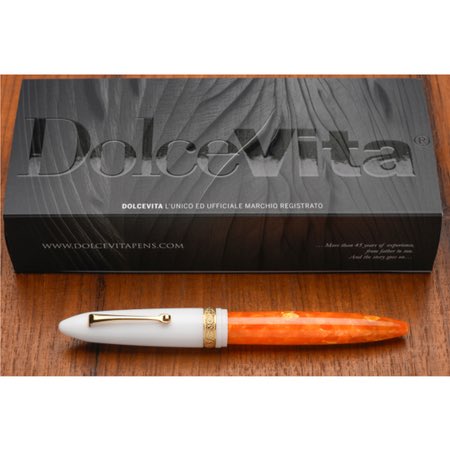 inheritpen's tweet photo. レオナルドが立ち上げた新ブランド「DOLCEVITA ドルチェビータ」。象徴的なドルチェヴィータ スタイルに敬意を表して作られたモデル！レオナルド 万年筆 フローレ ドルチェビータ テッラ デッリ アランチョ ゴールドトリム
https://t.co/QRKwrshJaj https://t.co/nf3vwR5f95