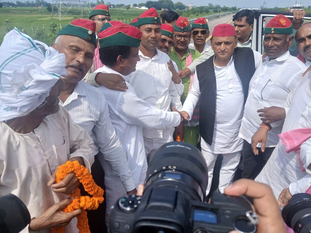 sharadsharan's tweet photo. हमारे दलपति।
हमारे सेनापति।
हमारे अखिलेश जी। 

आज आज़मगढ़ के रास्ते।
सैनिक प्रकोष्ठ,आज़मगढ़ के भाइयों के साथ।

🙏🏻🇮🇳 https://t.co/GUIMMzqBoX