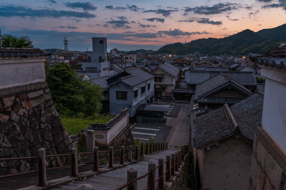mintomo_claw's tweet photo. 日が落ちる薄暗い時間帯、これもまた良い雰囲気な夕暮れ時の竹原の町並み https://t.co/6uyalA1IPl