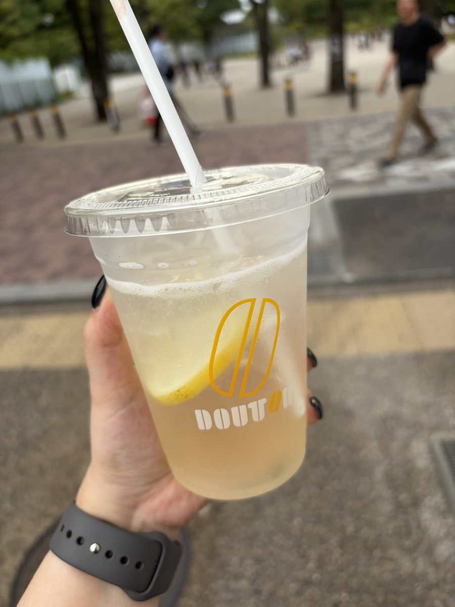 m_ch_0801's tweet photo. とりあえずジュース片手に散策🍹
夕方は涼しい〜〜
スタジオツアー東京は割と駅近だし周りは住宅地だしでびっくりした！
次は普通にこちらで遊びたいです😌
公園一周は映画の時間までに戻って来れる自信がなくて断念 https://t.co/dNHxPj22Rx