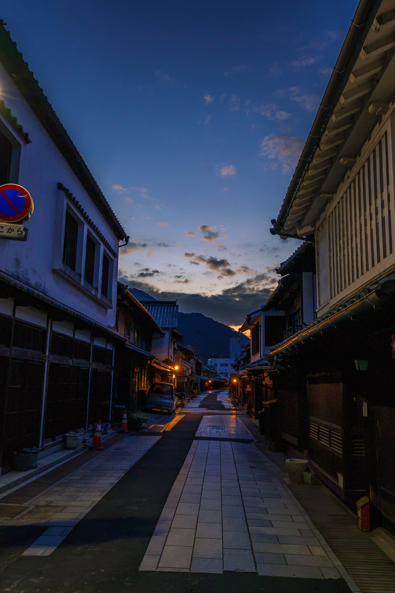 mintomo_claw's tweet photo. 日が落ちる薄暗い時間帯、これもまた良い雰囲気な夕暮れ時の竹原の町並み https://t.co/6uyalA1IPl