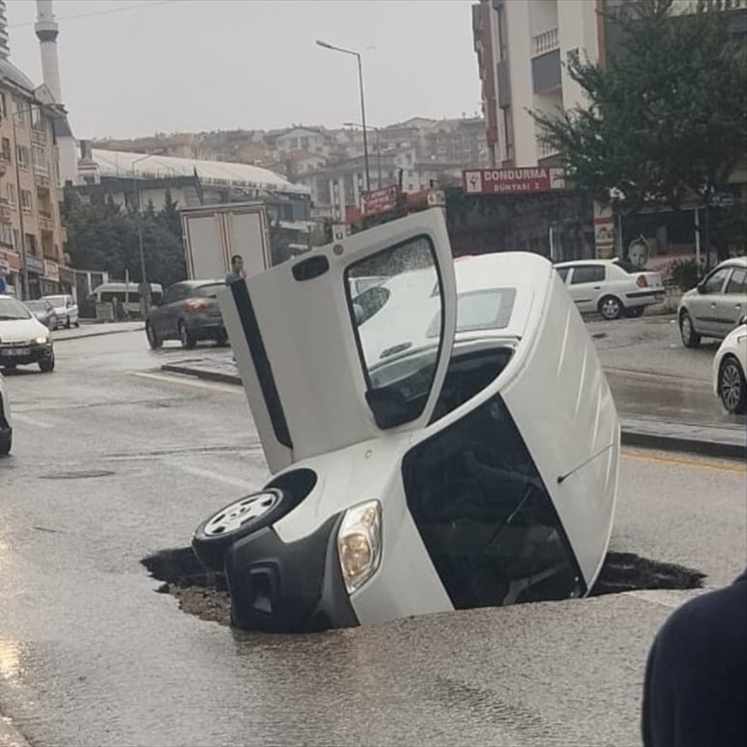 pusholder's tweet photo. Çukura düşen aracın son hali. https://t.co/oYr2U91tAr