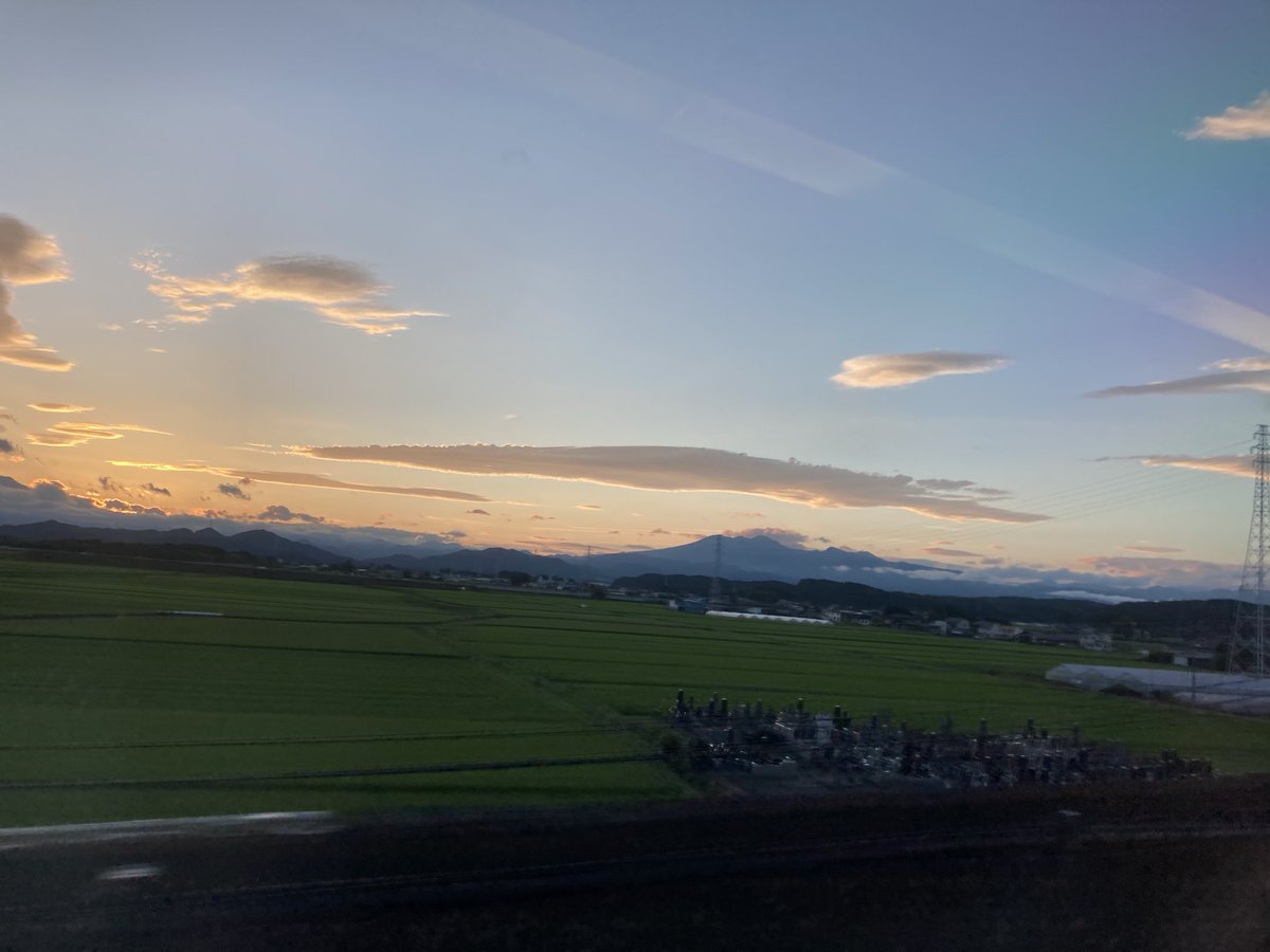 Wakamo6's tweet photo. 空に免じて
綺麗な夕焼けかと見てたらRPG暗黒面の様な雲になった https://t.co/7uDtzMLM3j